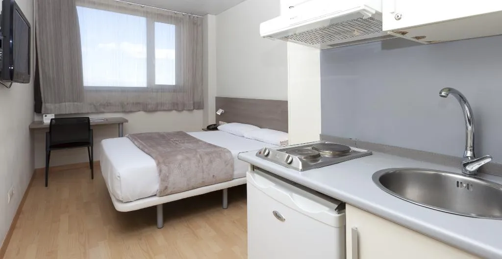 STUDIO CAPACITY 2 Room, Vertice Roomspace Madrid, Madrid
