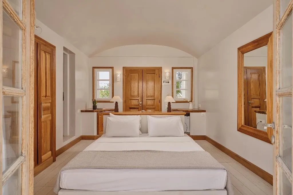 SUITE WITH JACUZZI Room, Meltemi Village, Santorini