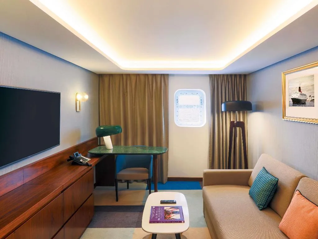 SUITE KING SIZE BED Room, Queen Elizabeth 2, Dubai