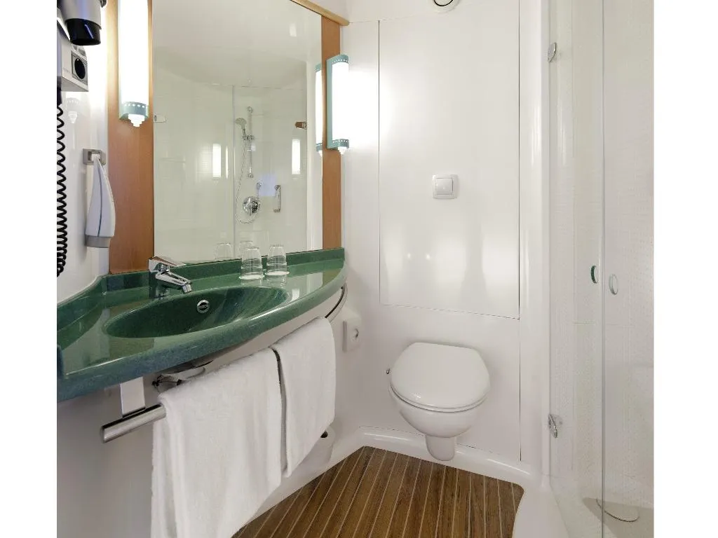 DOUBLE SUPERIOR WITH DOUBLE BED Room, ibis Madrid Alcorcon Tresaguas, Madrid