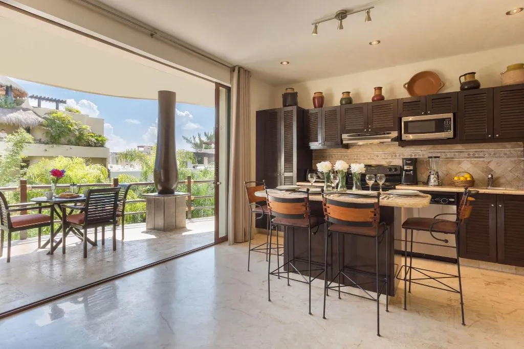 QUADRUPLE TWO BEDROOMS Room, El Taj Ocean Front and Beachside Condo Hotel, Playa Del Carmen