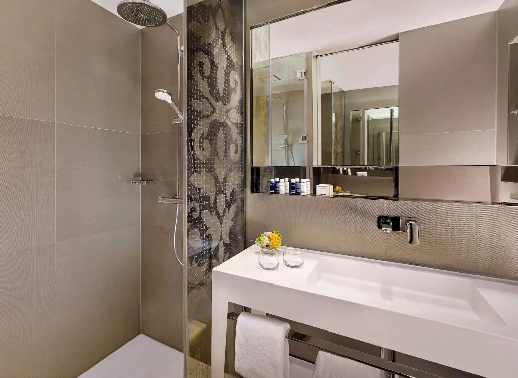 Double or Twin SUPERIOR KING BED Room, Park Plaza Victoria Amsterdam, Amsterdam