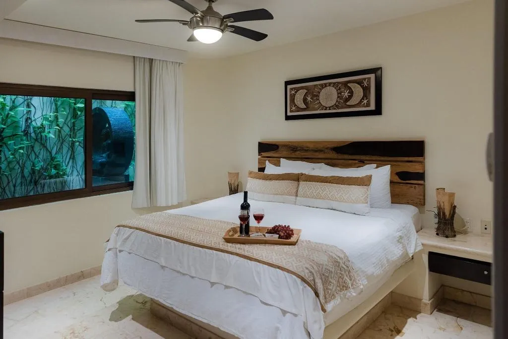 Room DELUXE KING BED Room, El Taj Ocean Front and Beachside Condo Hotel, Playa Del Carmen