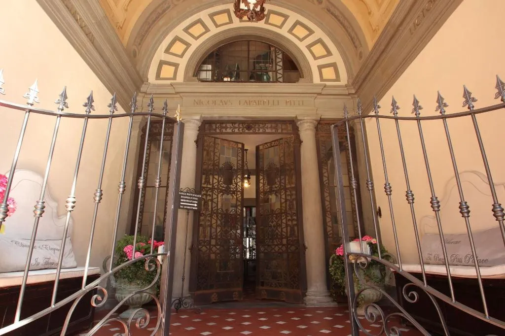 Lobby, Piazza Pitti Palace, Florence