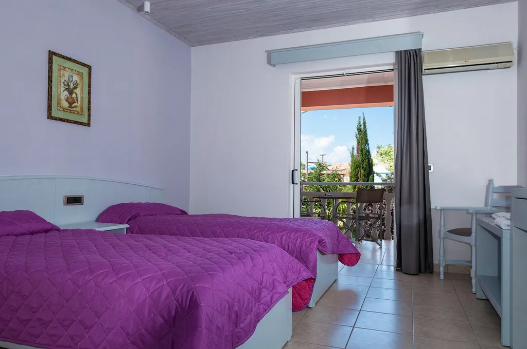 Room, Tom & John Center, Zante