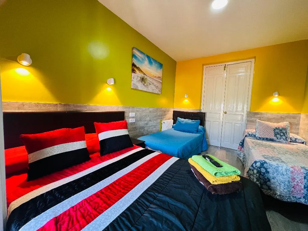 QUADRUPLE WITH SHARED BATHROOM Room, Hostal Numancia, Madrid