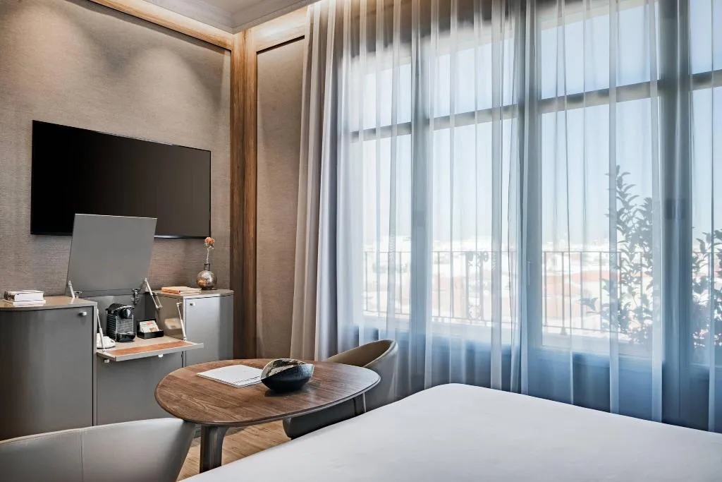 DOUBLE DELUXE WITH VIEWS Room, Autograph Collection Círculo Gran Vía, Madrid