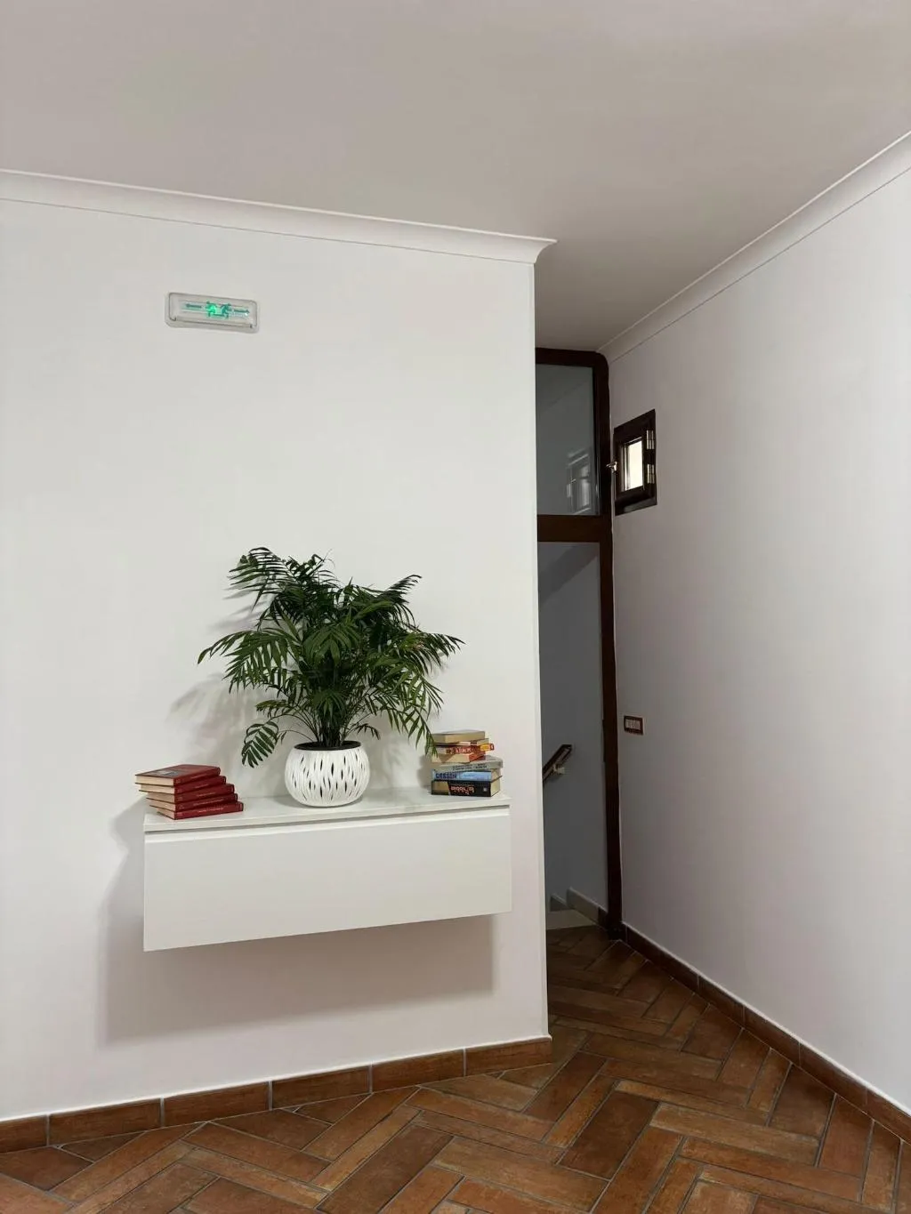 Room, Home To Fly, Naples