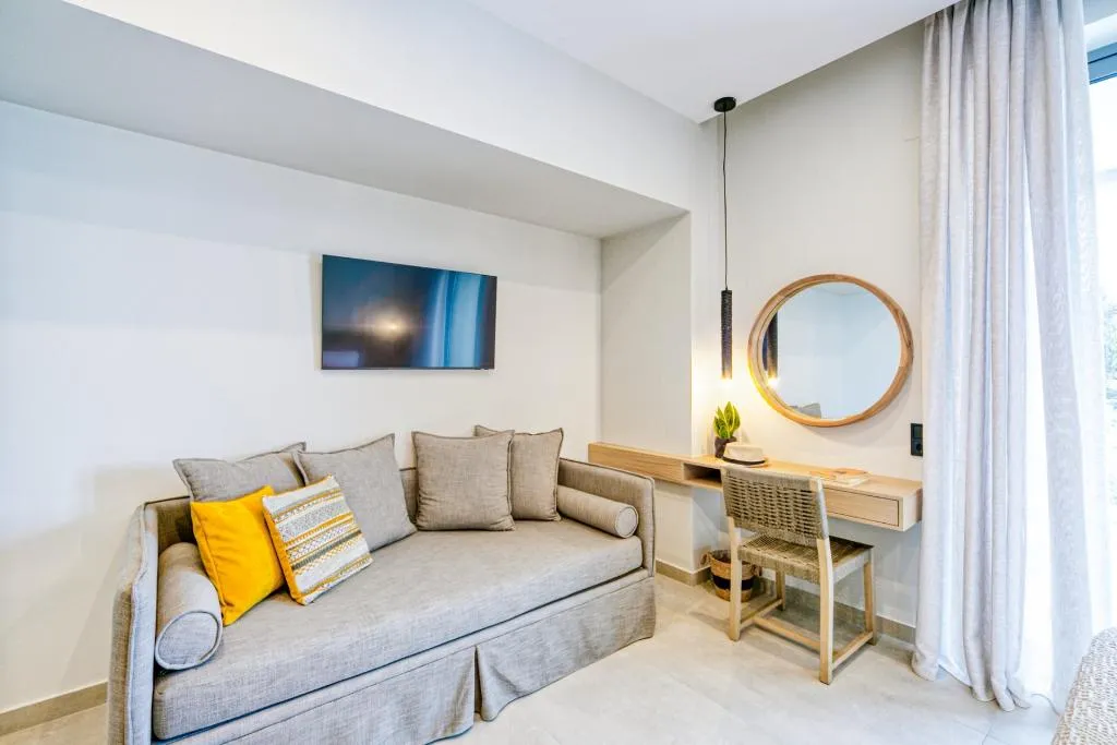 SUITE SUPERIOR WITH PRIVATE POOL Room, Hidden Cove Corfu, Corfu