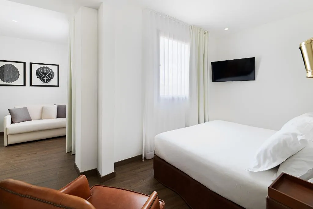 TRIPLE STANDARD Room, H10 Montcada Boutique Hotel, Barcelona