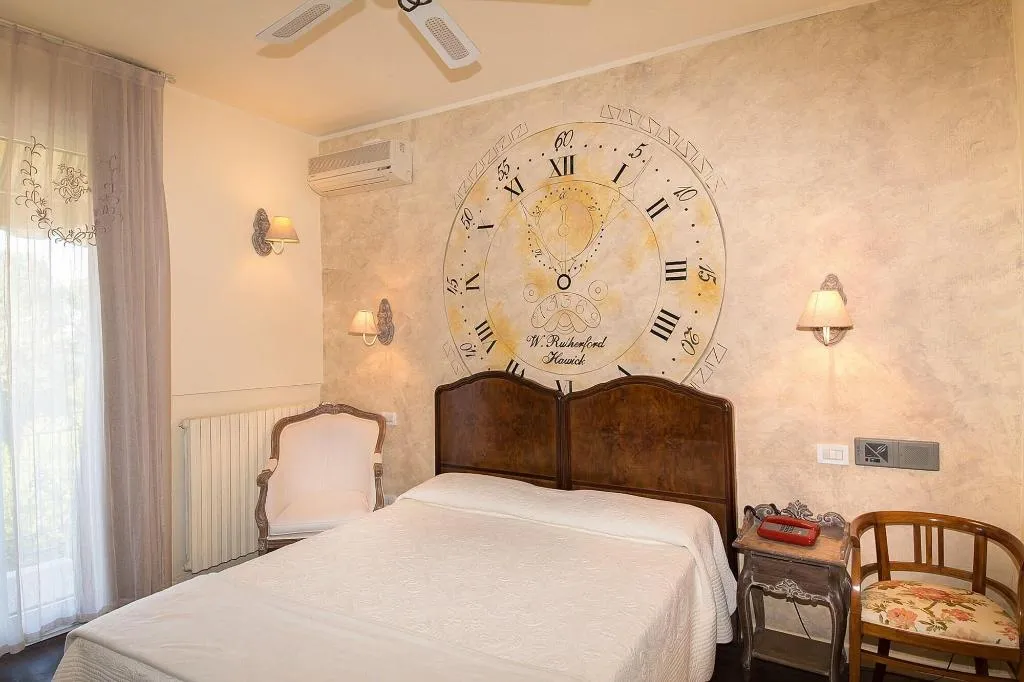 Room, Serenella, Milan