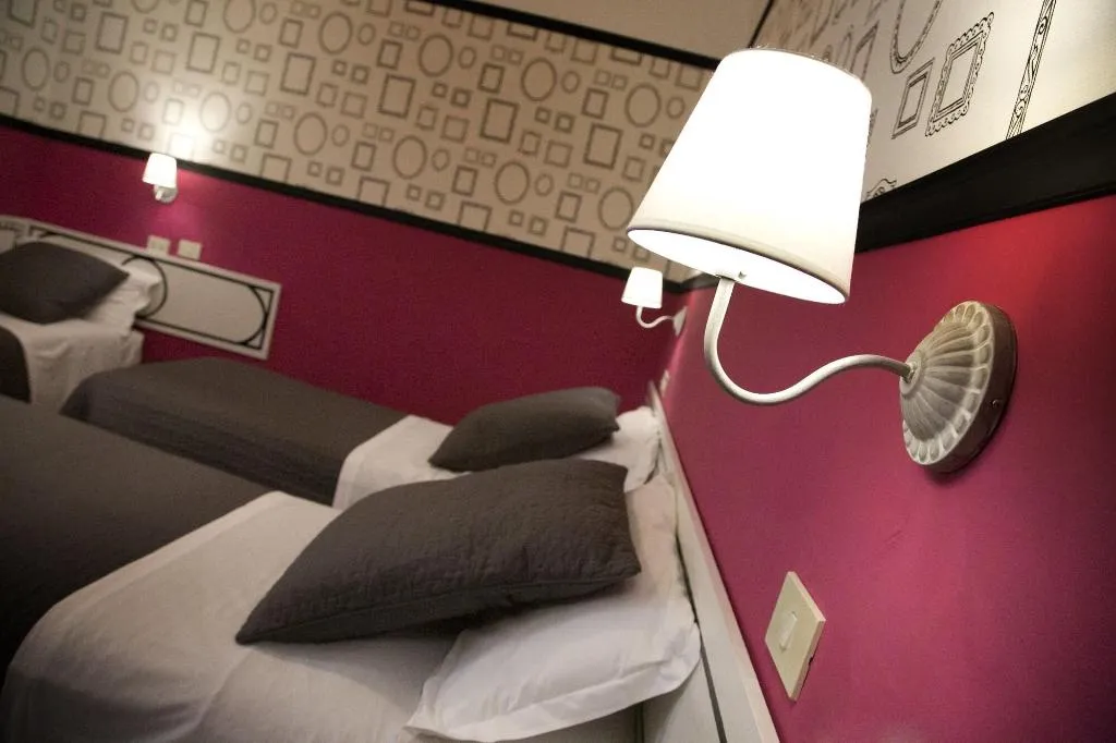 Room, Nella, Florence