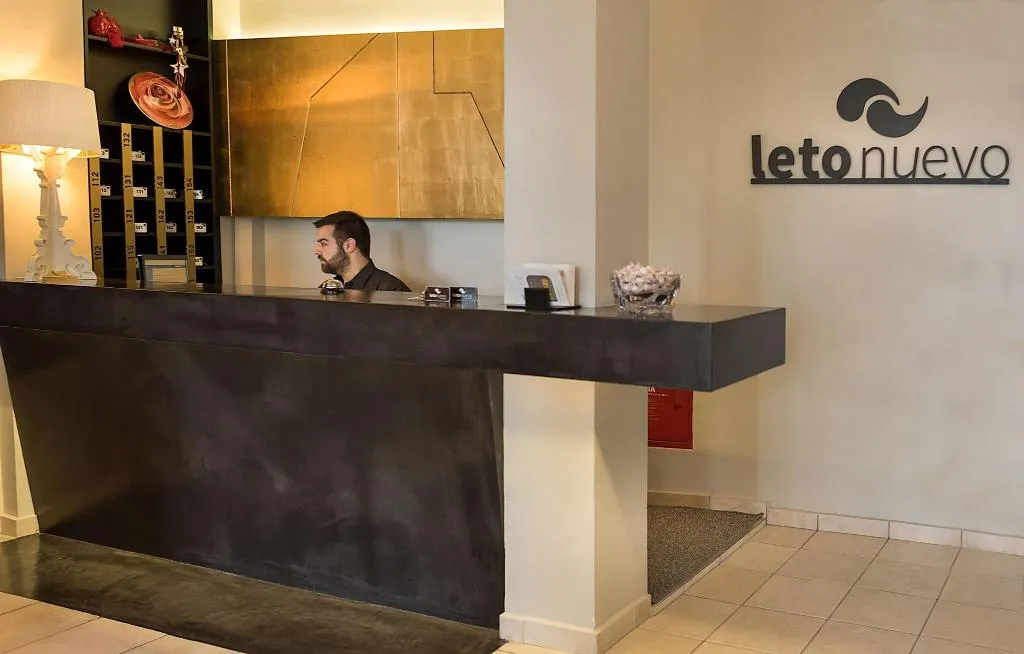 Lobby, Leto Nuevo, Kalamata