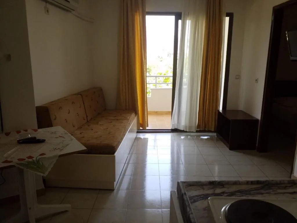 Room, Kamelya, Dalaman