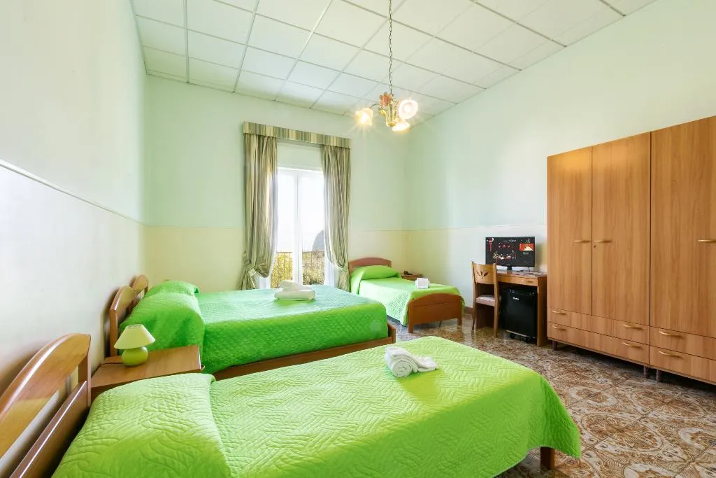 QUADRUPLE SEA VIEW WITH BALCONY Room, Sisters' Hostel, Naples