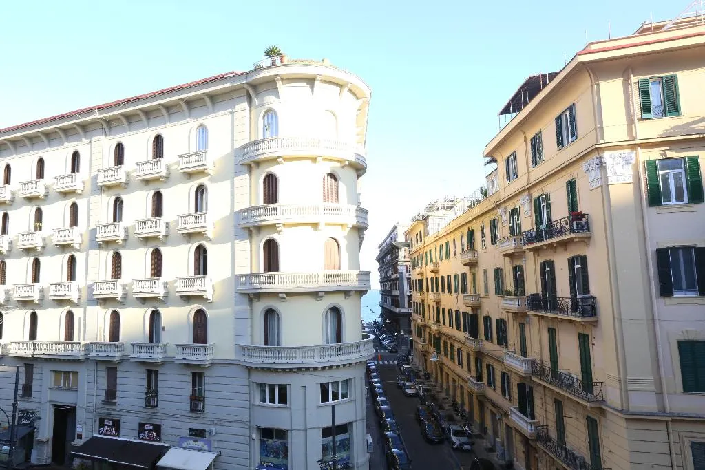 APARTMENT STANDARD Room, Santa Lucia 50, Naples
