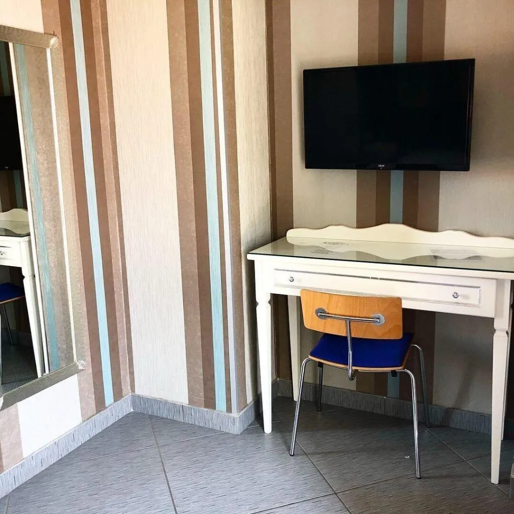 Room, New Sayonara, Naples