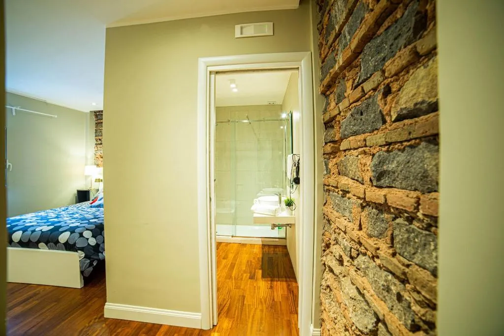 Room, Le 4 Leggende, Catania