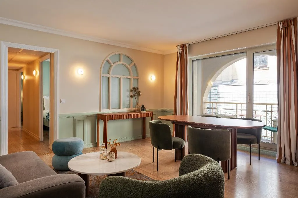 APARTMENT SUPERIOR CAPACITY 4 Room, Royal Garden Champs-Elysees, Paris