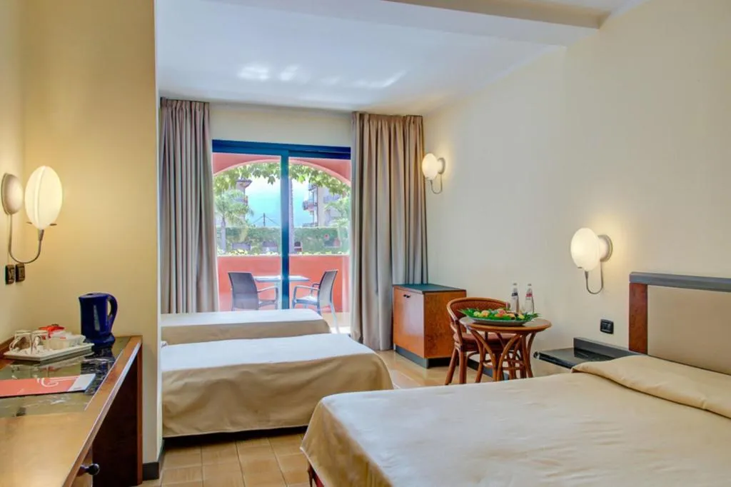 QUADRUPLE DELUXE Room, Caesar Palace, Catania