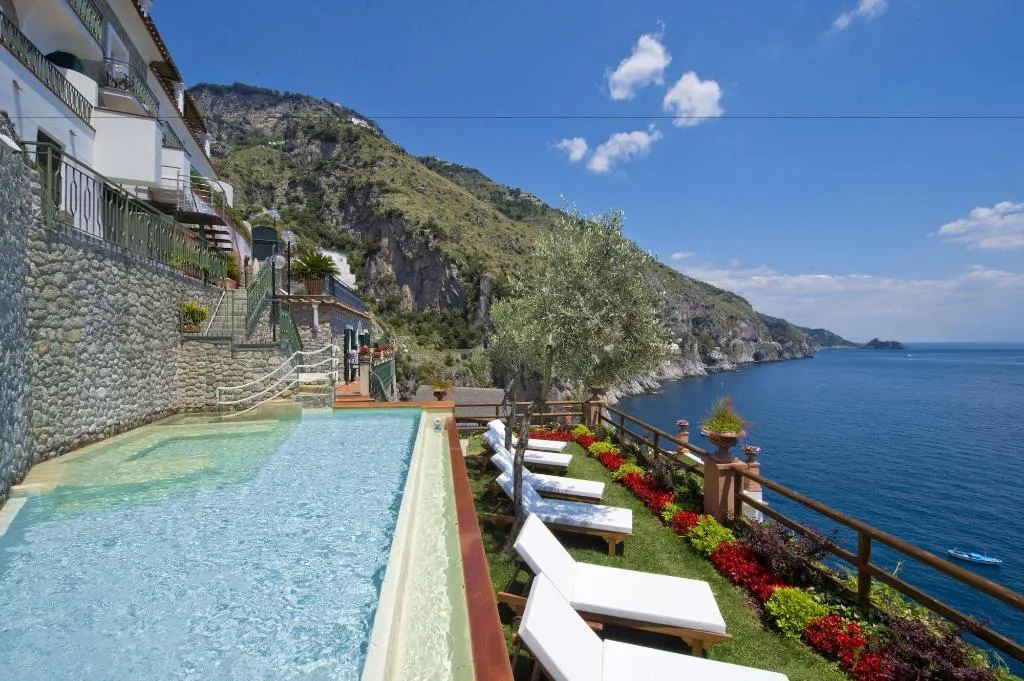 Sports and Entertainment, Villa Corallium, Naples