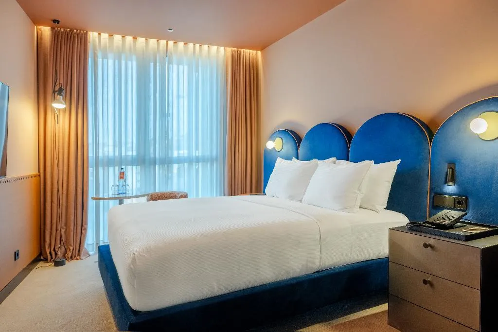 Double or Twin GUEST ROOM QUEEN BED Room, Cenica Porto Hotel, Curio Collection By Hilton, Porto