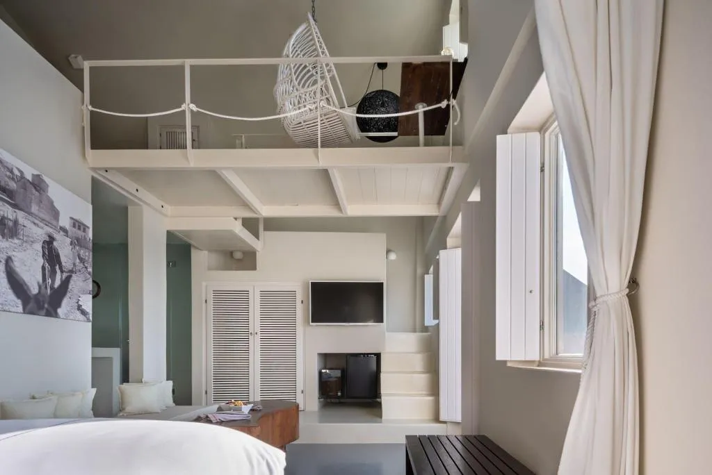 Room, West East Suites, Santorini