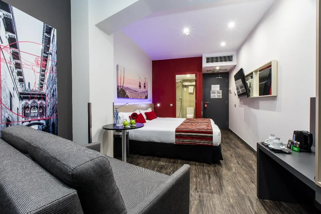 TRIPLE STANDARD Room, Leonardo Boutique Hotel Barcelona Sagrada Familia, Barcelona