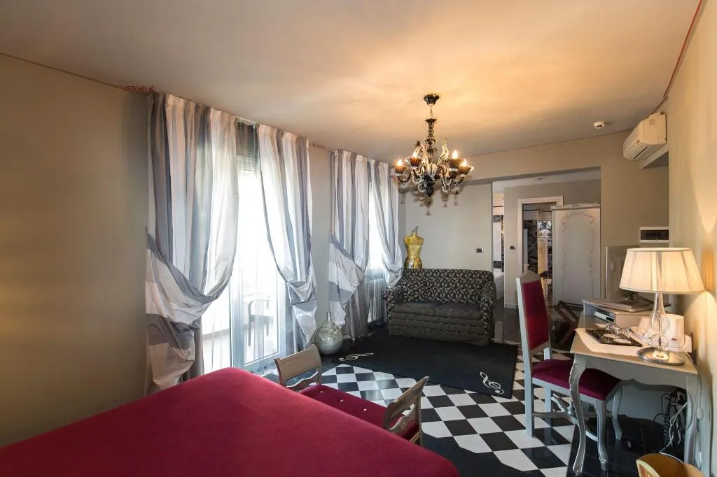 Room, Serenella, Milan