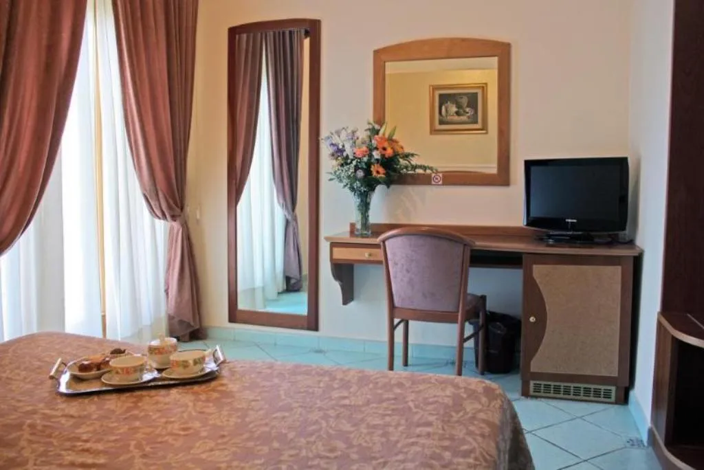 DOUBLE STANDARD Room, Hotel Savoia, Naples