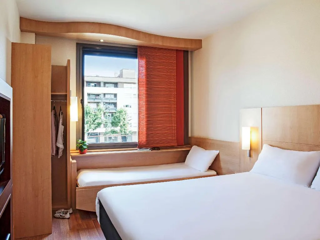 DOUBLE WITH DOUBLE BED Room, ibis Barcelona Mollet, Barcelona