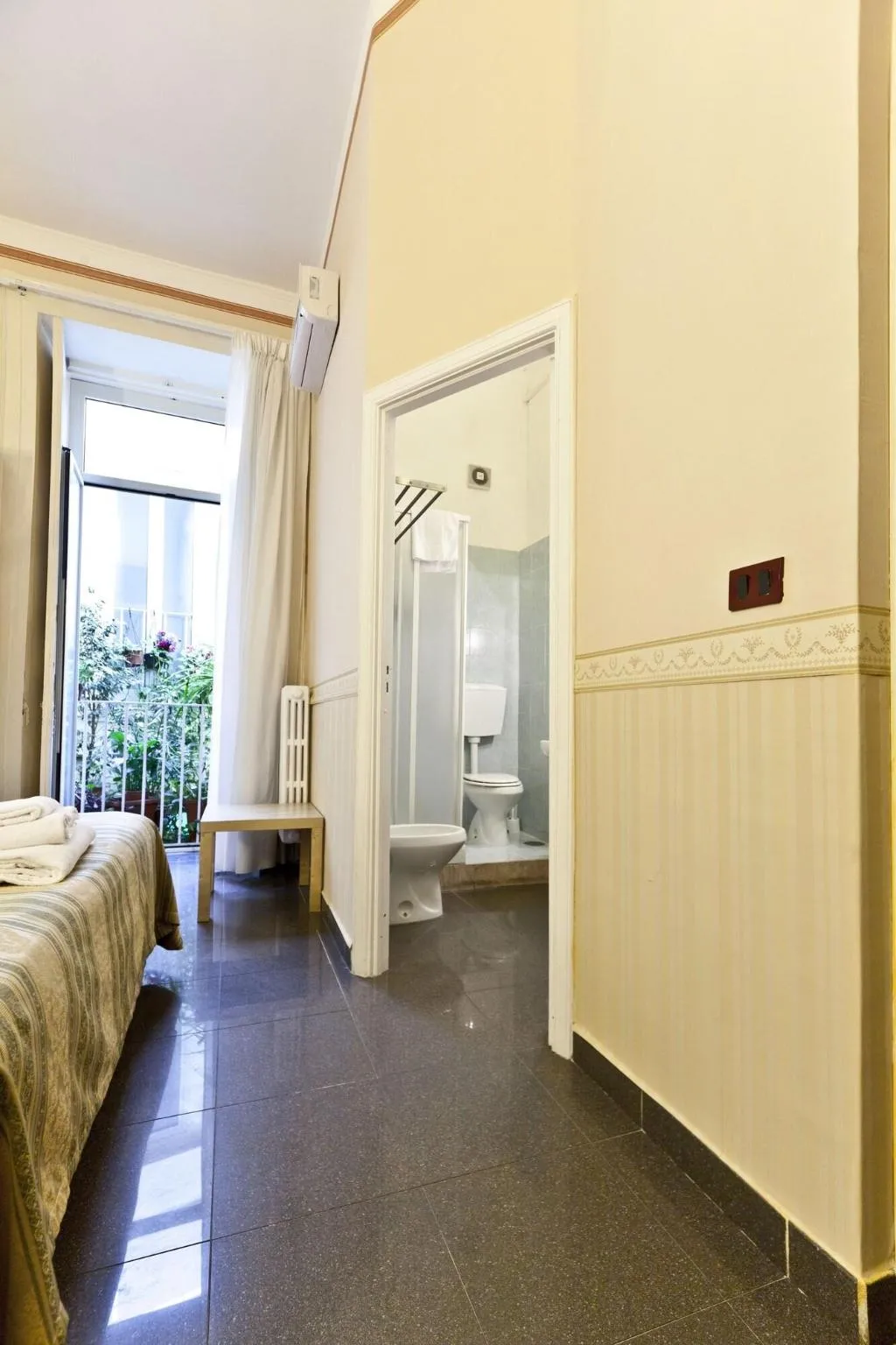 Room, Medinaples, Naples