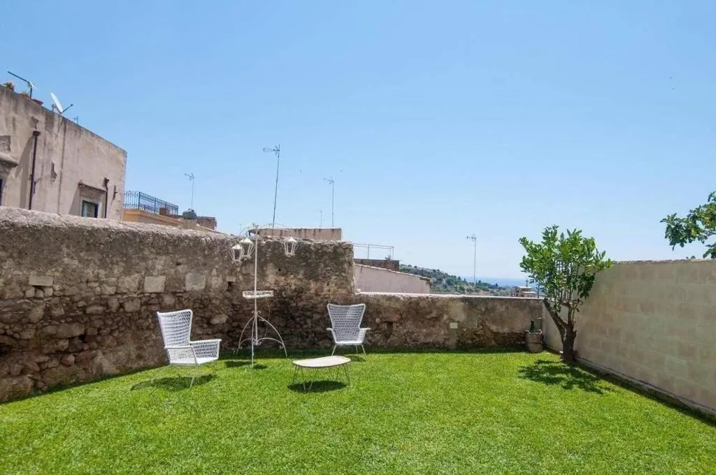General view, Intalloi, Catania