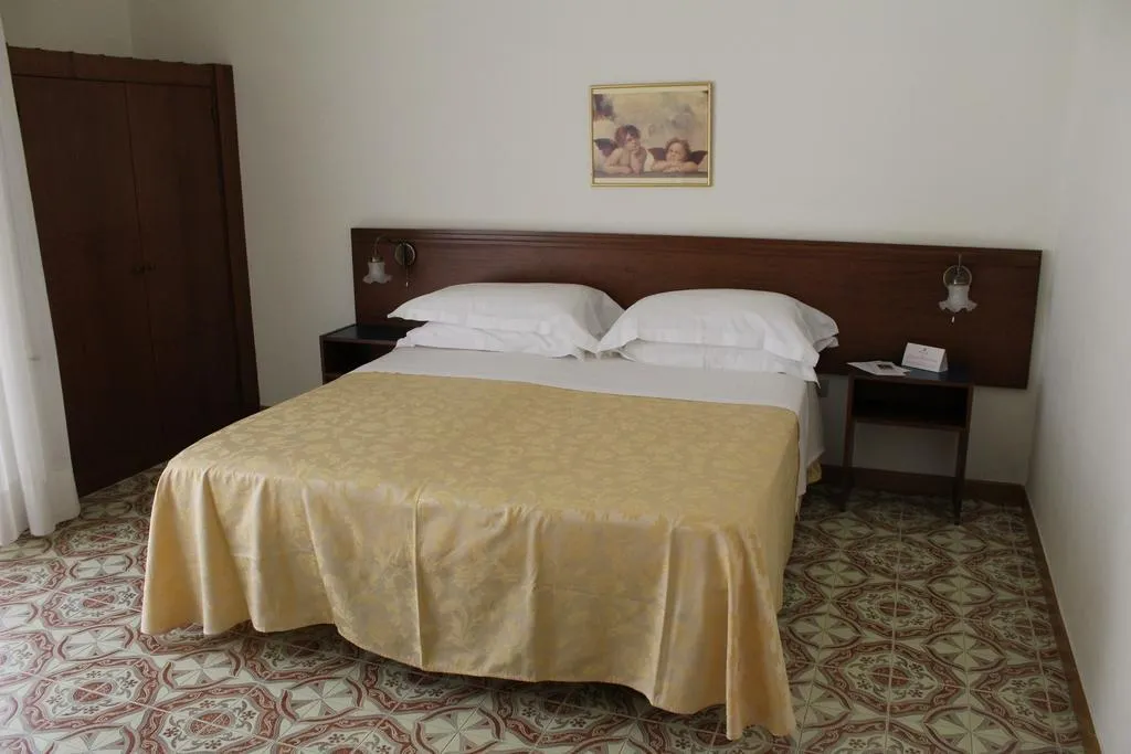 APARTMENT CAPACITY 6 THREE BEDROOM Room, Casa Vacanza San Pietro, Naples
