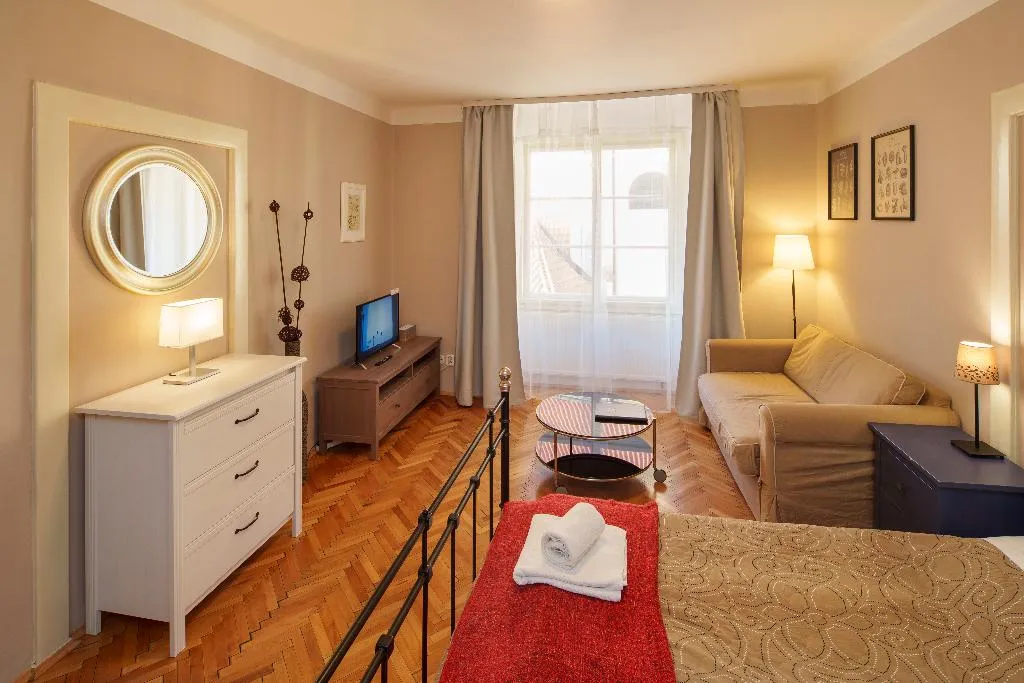 FAMILY ROOM CAPACITY 10 Room, Old Town - Templova Apartments, Prague