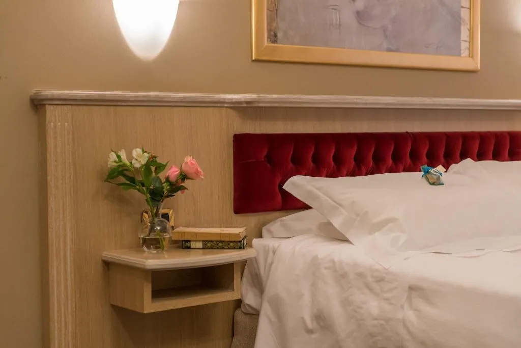 Room, Santa Barbara, Milan