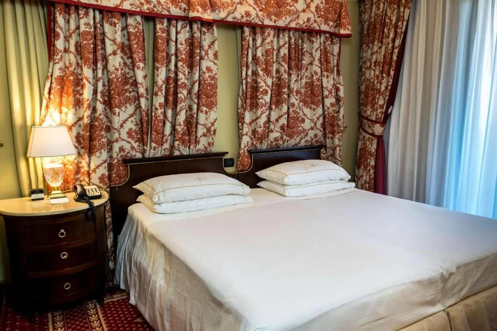 Room, River Chateau, Rome