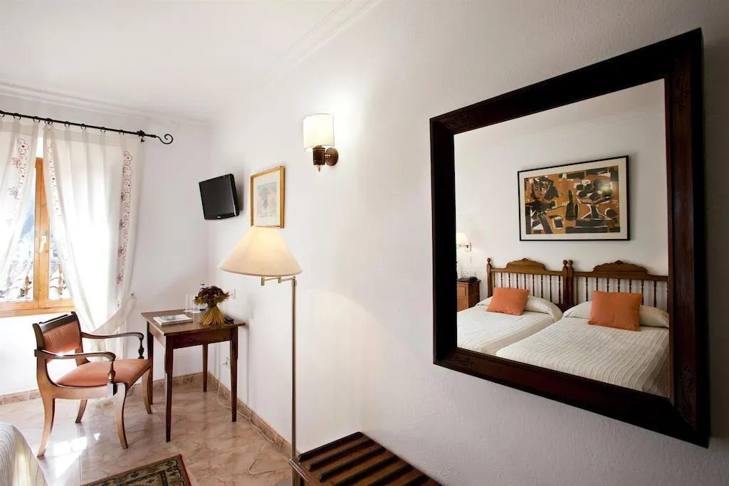 Room, Juma, Majorca