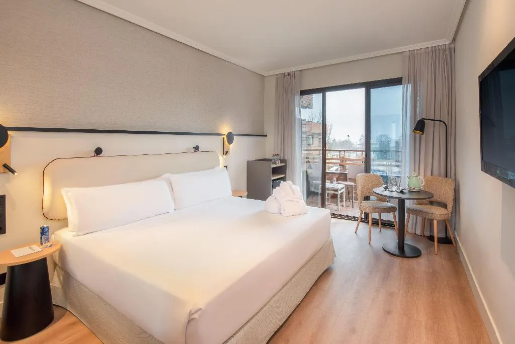 DOUBLE PREMIUM KING BED Room, Madrid Alameda Aeropuerto Affiliated By Melia, Madrid