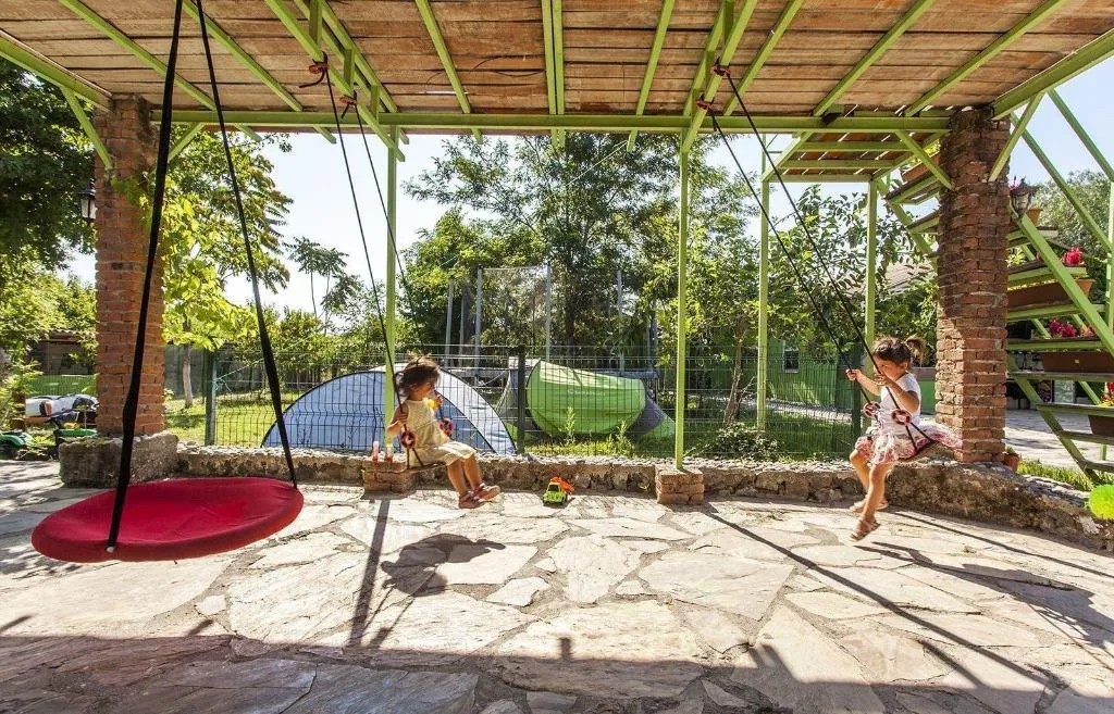 Sports and Entertainment, Otantik Tas Ev, Dalaman