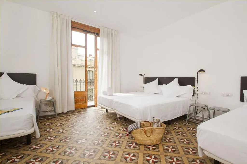 Room, Som Nit Triomf, Barcelona