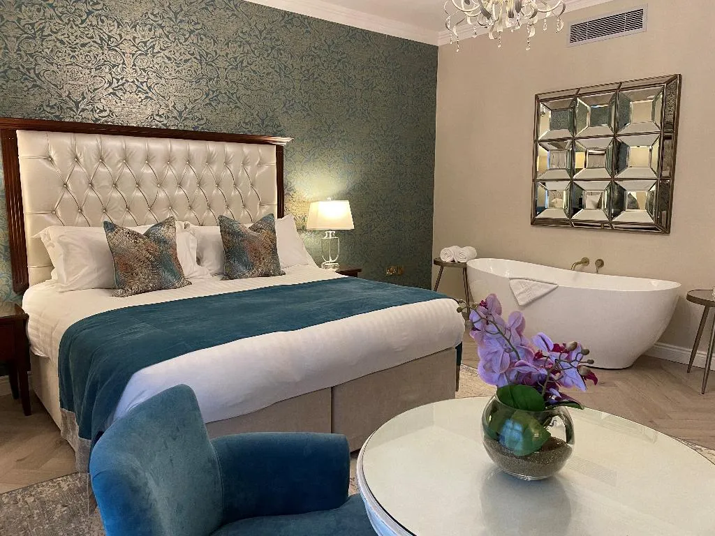 JUNIOR SUITE SUPERIOR QUEEN BED Room, Clanard Court Hotel, Dublin