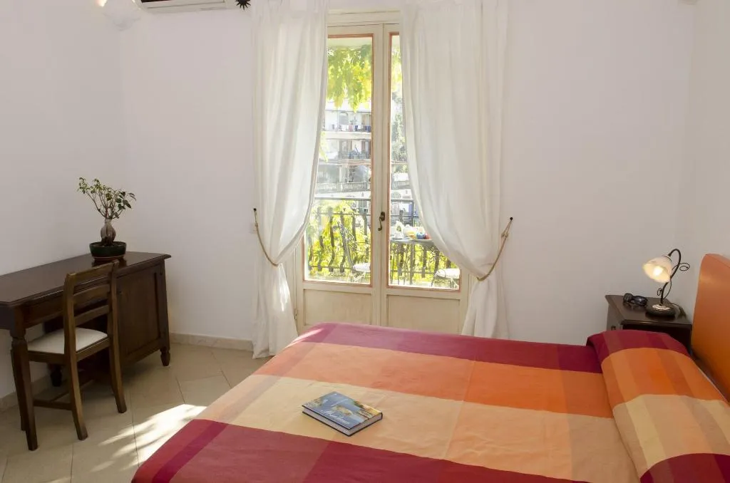 Room, Il Pertuso, Naples