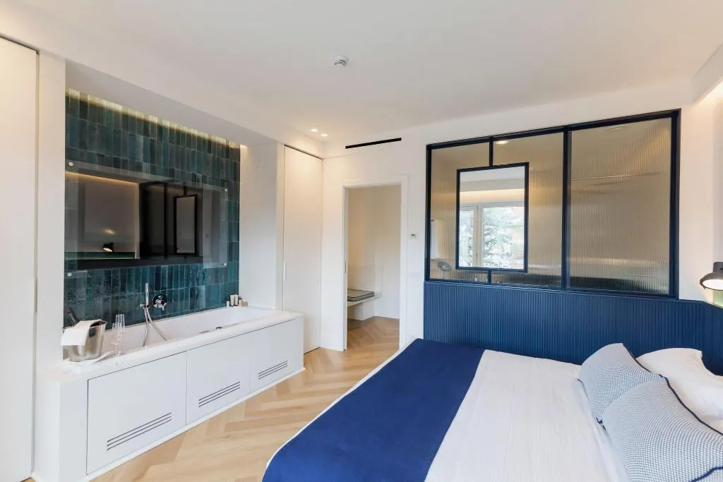 SUITE QUEEN SIZE BED Room, Grand Hotel Cesare Augusto, Naples