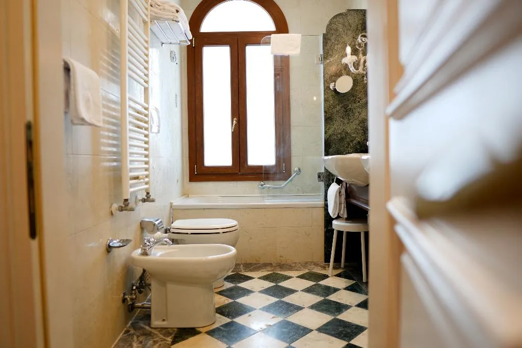 JUNIOR SUITE CANAL VIEW Room, Antiche Figure, Venice
