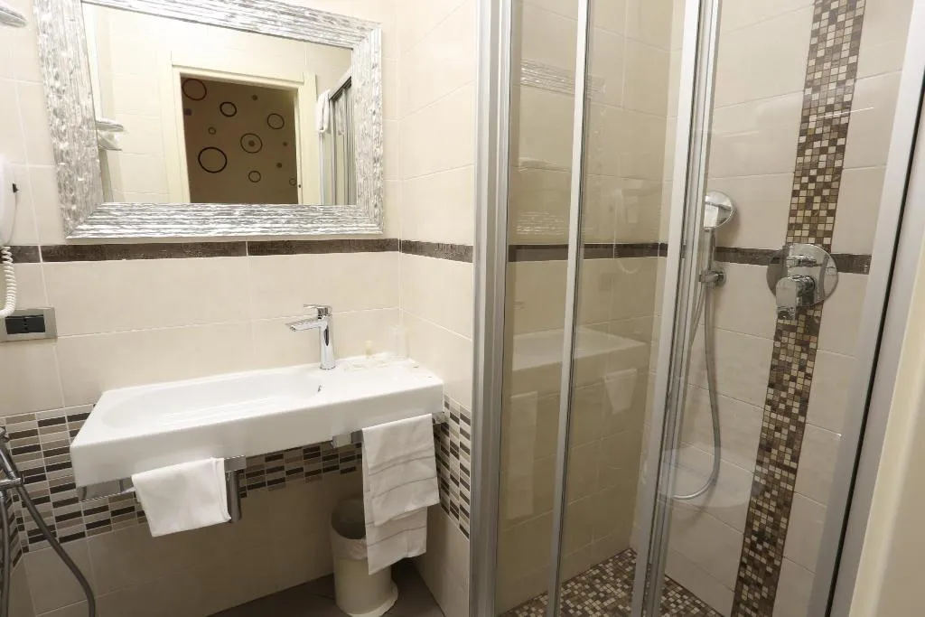 Room, Hotel Piacenza, Milan