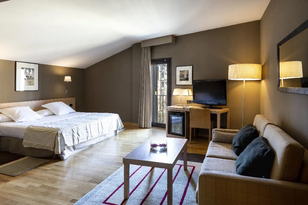 DOUBLE SUPERIOR Room, Parador de la Seu d'Urgell, Costa Brava