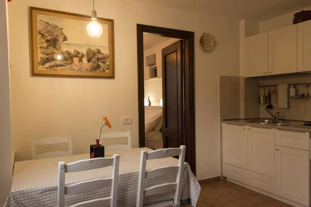 Room, Sui Tetti Di Napoli, Naples