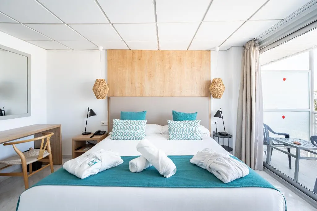 Double or Twin SIDE SEA VIEW Room, Bahia de Alcudia Hotel & Spa, Majorca