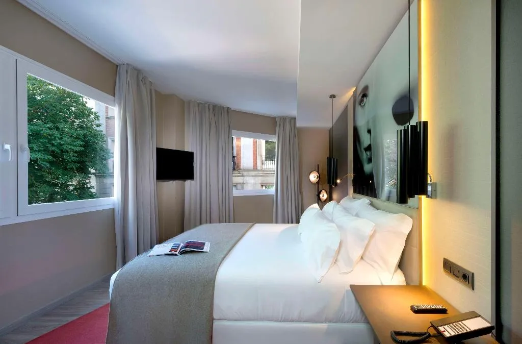 JUNIOR SUITE STANDARD Room, NH Collection Madrid Suecia, Madrid